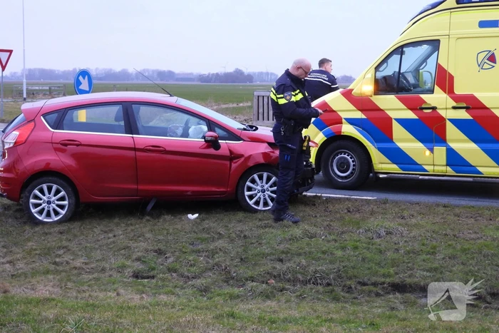 Automobilist ramt lantaarnpaal
