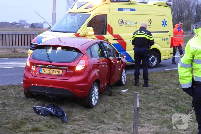 Automobilist ramt lantaarnpaal