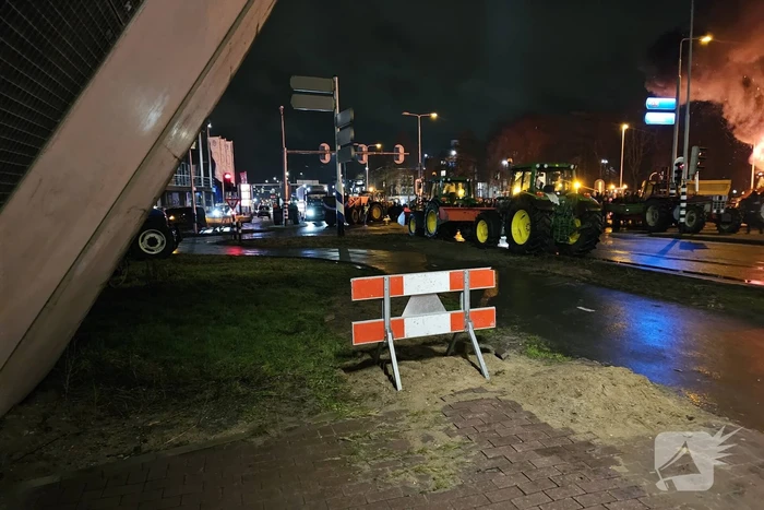 Boeren zetten afval in brand naast snelweg
