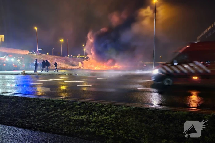 Boeren zetten afval in brand naast snelweg