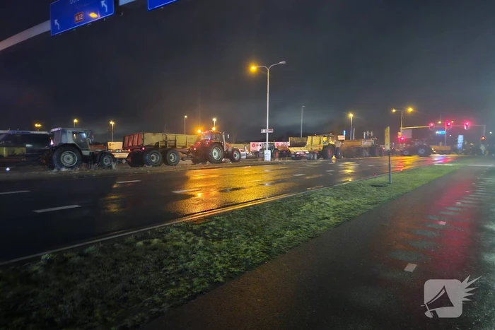 Boeren zetten afval in brand naast snelweg