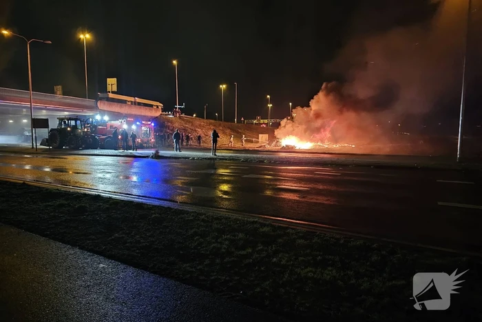 Boeren zetten afval in brand naast snelweg
