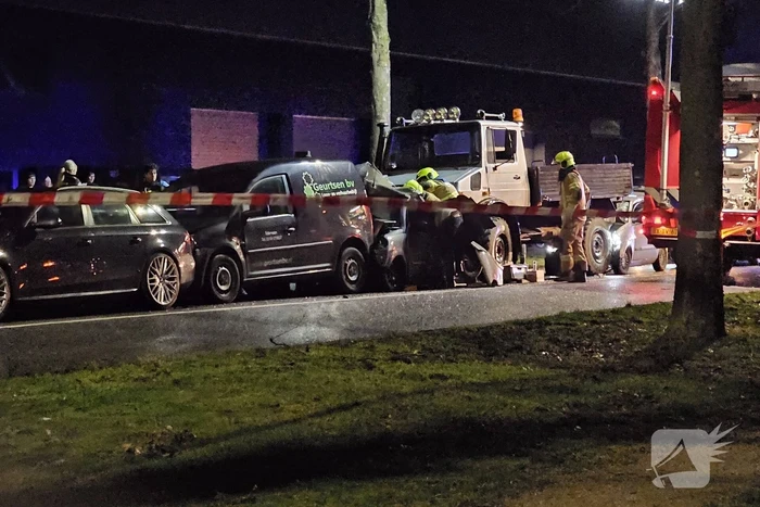 Voertuig geplet tussen vrachtwagen en bestelbus