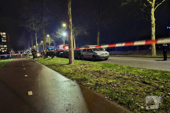 Voertuig geplet tussen vrachtwagen en bestelbus
