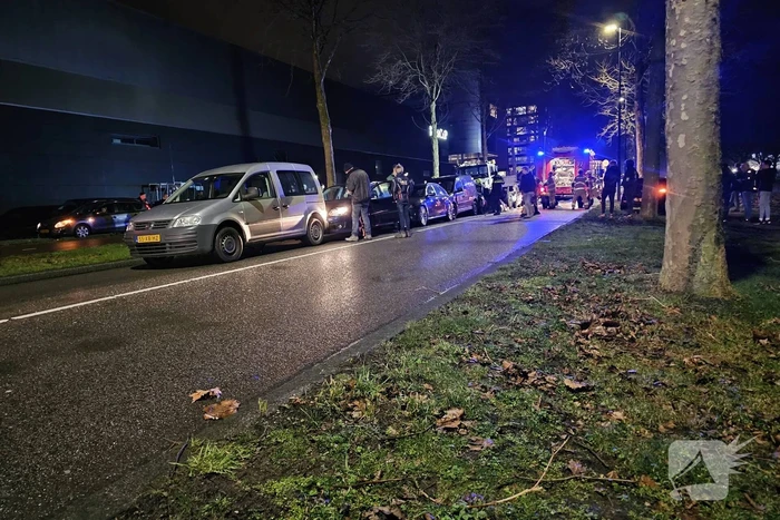 Voertuig geplet tussen vrachtwagen en bestelbus