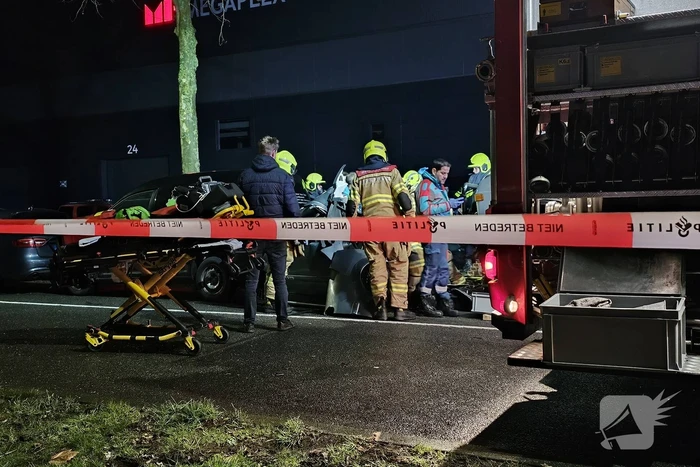 Voertuig geplet tussen vrachtwagen en bestelbus