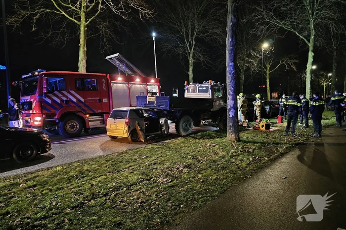 Voertuig geplet tussen vrachtwagen en bestelbus