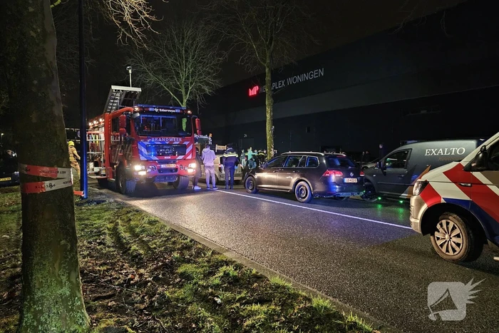 Voertuig geplet tussen vrachtwagen en bestelbus