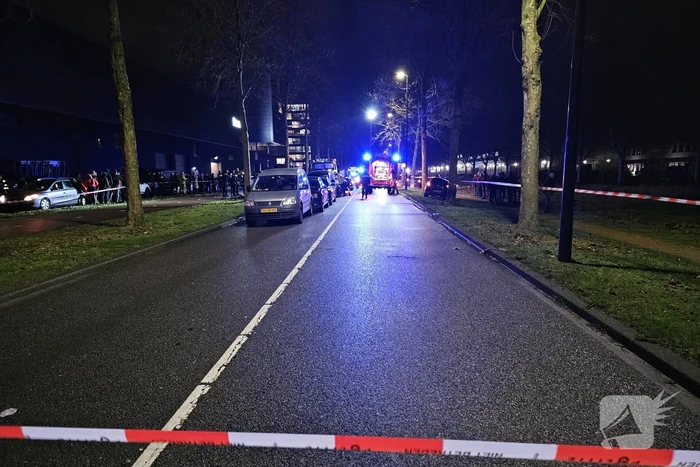 Voertuig geplet tussen vrachtwagen en bestelbus