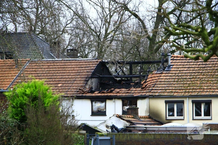 Grote schade na verwoestende brand bij daglicht goed te zien
