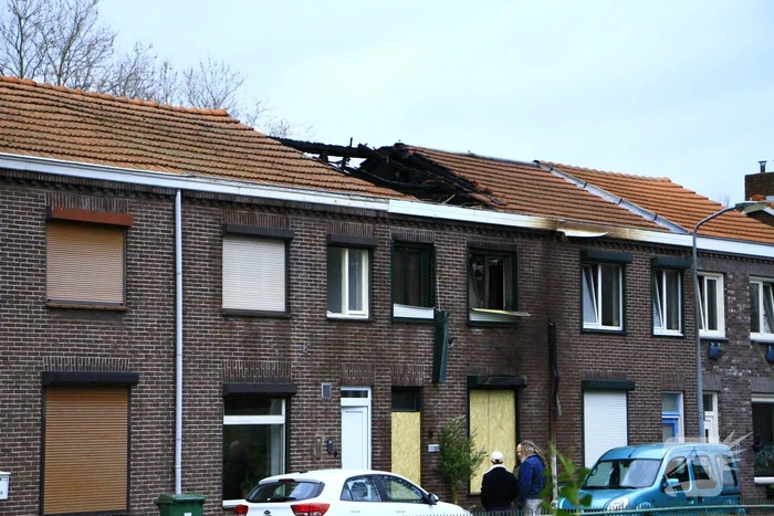 Grote schade na verwoestende brand bij daglicht goed te zien