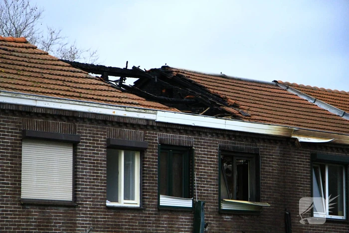 Grote schade na verwoestende brand bij daglicht goed te zien