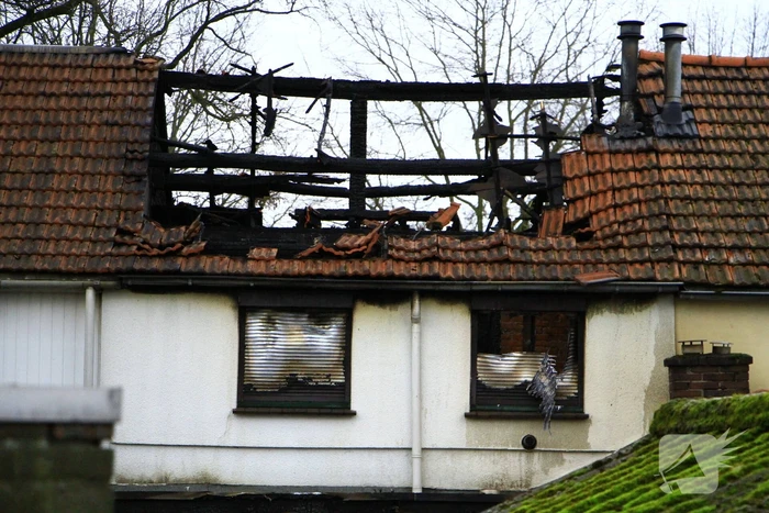 Grote schade na verwoestende brand bij daglicht goed te zien