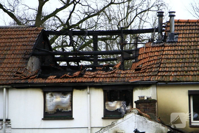 Grote schade na verwoestende brand bij daglicht goed te zien
