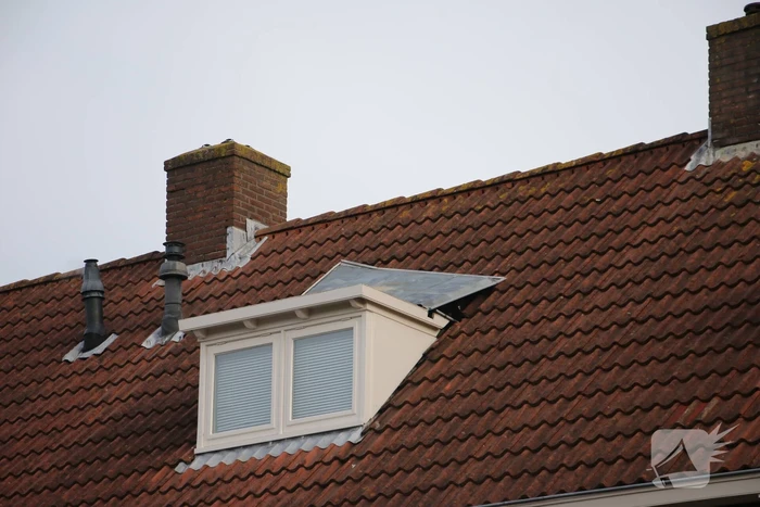 Dakplaat van dakkapel waait weg door harde wind