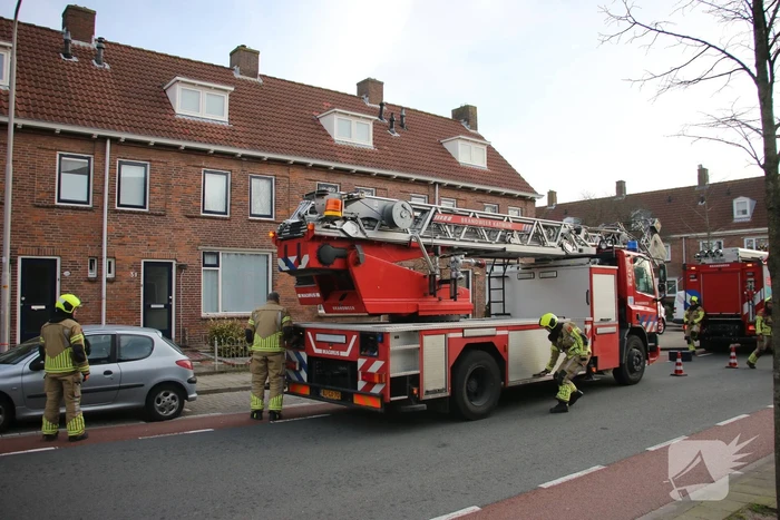 Dakplaat van dakkapel waait weg door harde wind