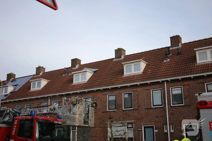 Dakplaat van dakkapel waait weg door harde wind