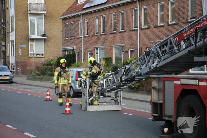 Dakplaat van dakkapel waait weg door harde wind