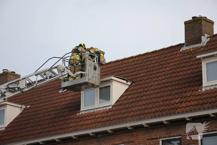 Dakplaat van dakkapel waait weg door harde wind