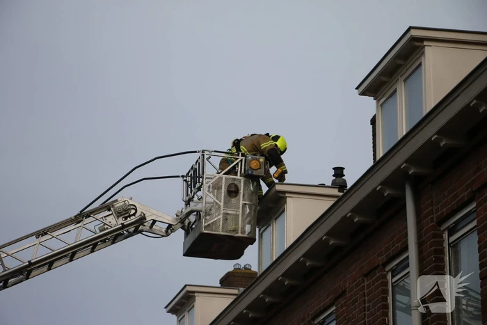 Dakplaat van dakkapel waait weg door harde wind