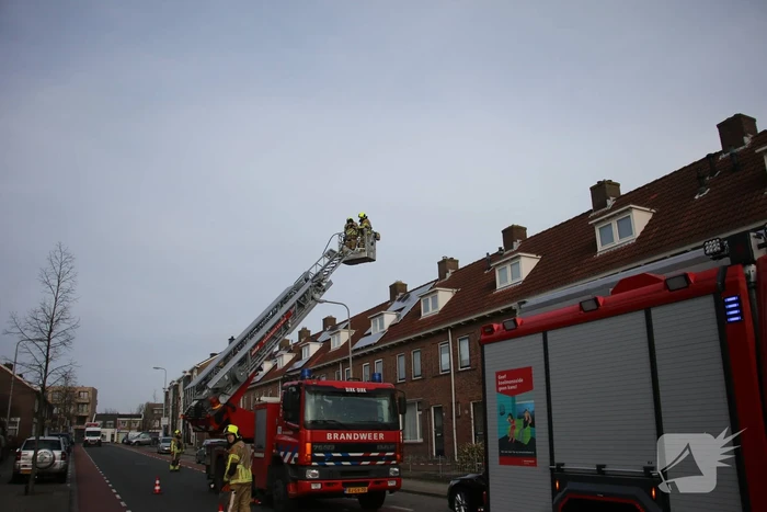 Dakplaat van dakkapel waait weg door harde wind