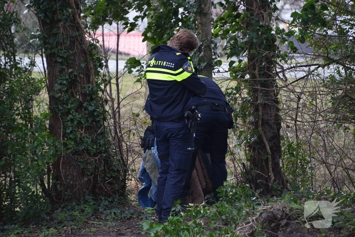 Brandweer doorzoekt sloot na aantreffen kleding langs waterkant