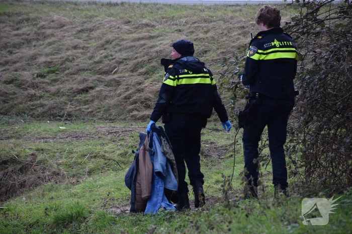 Brandweer doorzoekt sloot na aantreffen kleding langs waterkant