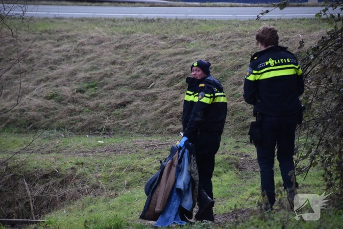 Brandweer doorzoekt sloot na aantreffen kleding langs waterkant