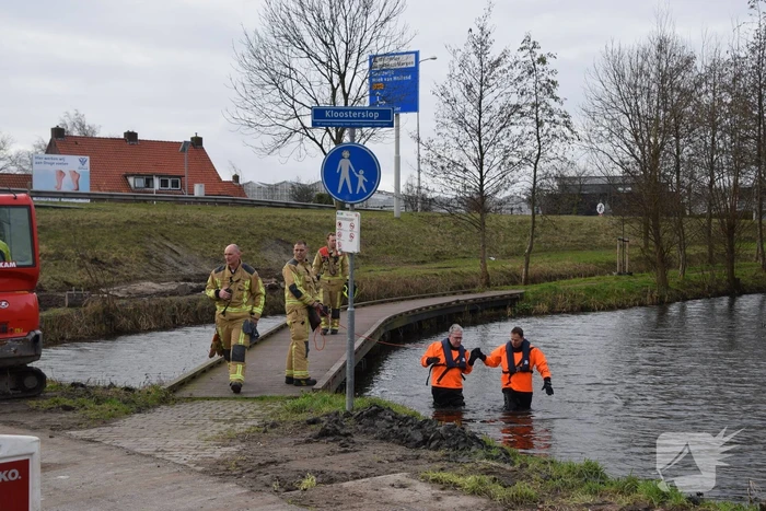 Brandweer doorzoekt sloot na aantreffen kleding langs waterkant