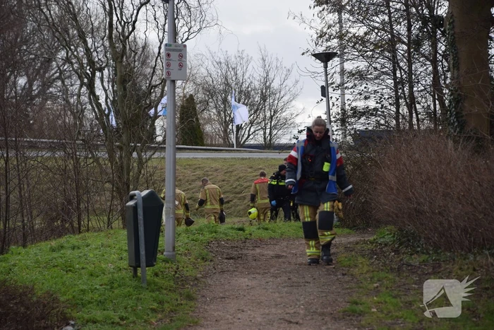 Brandweer doorzoekt sloot na aantreffen kleding langs waterkant
