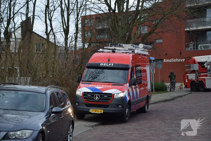 Brandweer doorzoekt sloot na aantreffen kleding langs waterkant