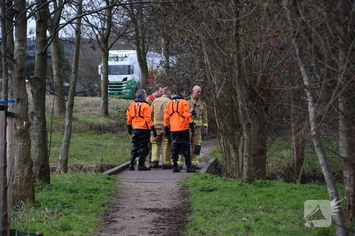 Brandweer doorzoekt sloot na aantreffen kleding langs waterkant