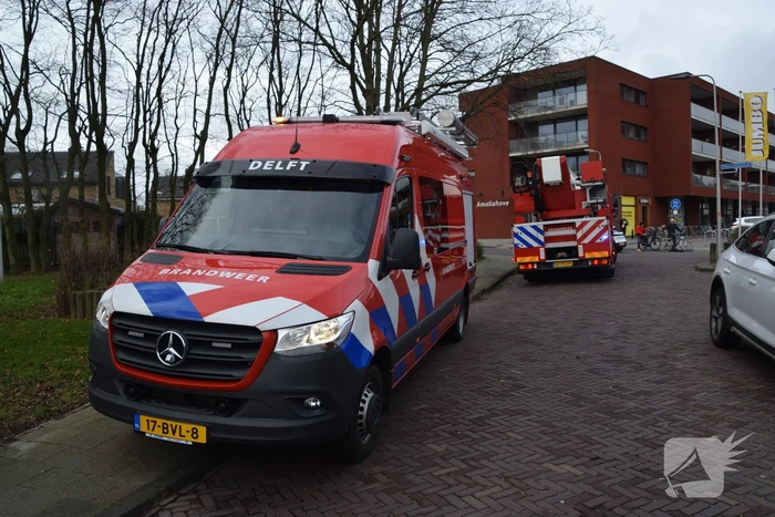 Brandweer doorzoekt sloot na aantreffen kleding langs waterkant