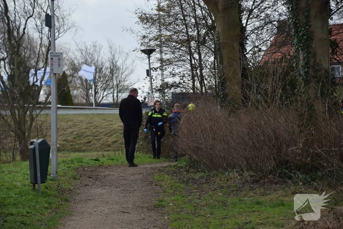 Brandweer doorzoekt sloot na aantreffen kleding langs waterkant