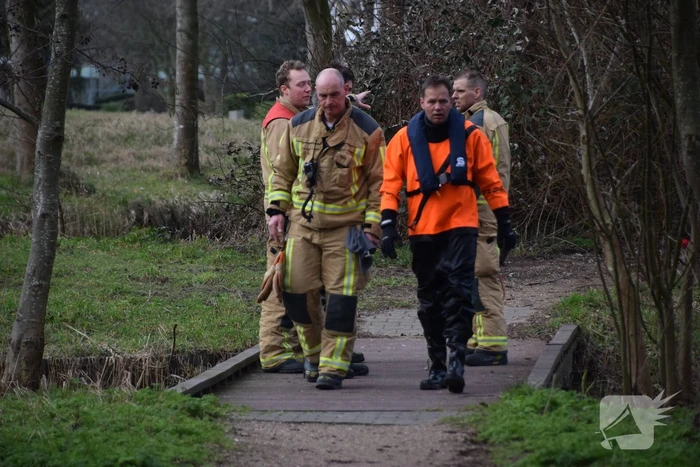 Brandweer doorzoekt sloot na aantreffen kleding langs waterkant