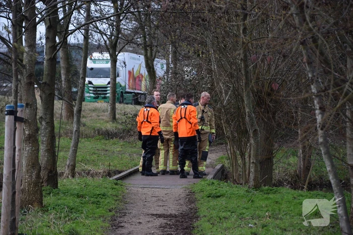 Brandweer doorzoekt sloot na aantreffen kleding langs waterkant