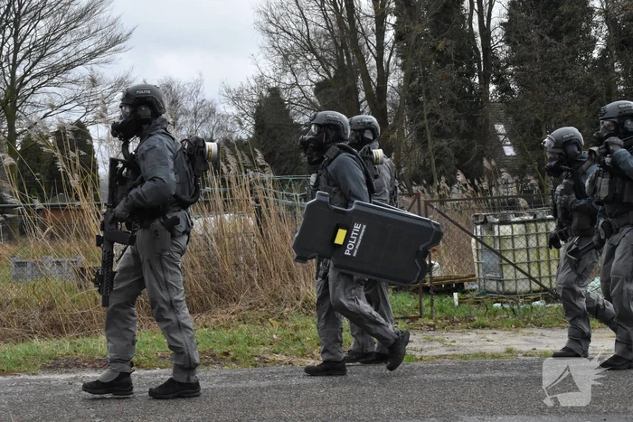 Aanhouding 23-jarige tijdens ondermijningsactie, arrestatieteam valt pand binnen na vondst drugsafval