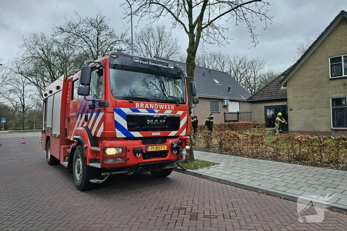 Brandweer blust brand op zolder van woning