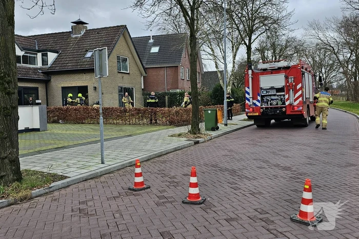 Brandweer blust brand op zolder van woning