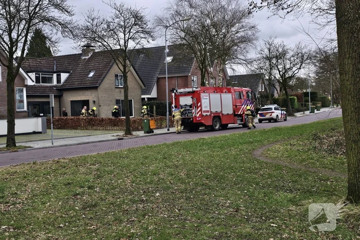 Brandweer blust brand op zolder van woning