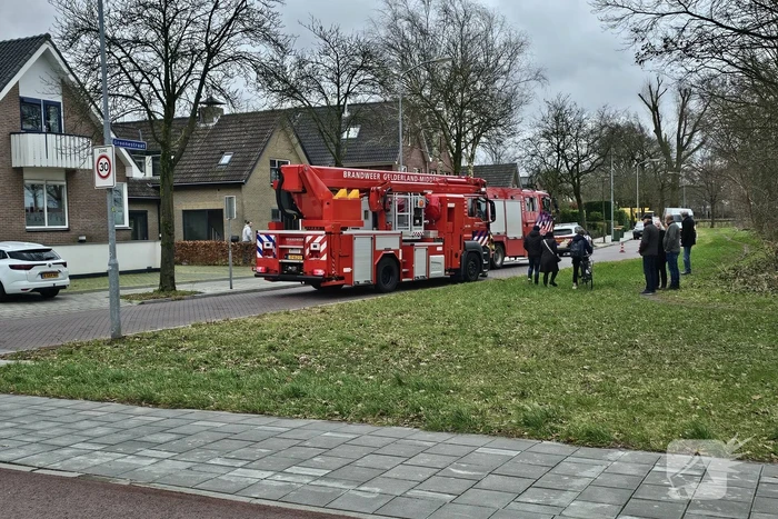 Brandweer blust brand op zolder van woning