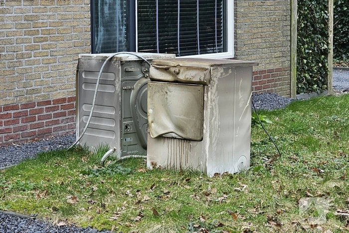 Brandweer blust brand op zolder van woning
