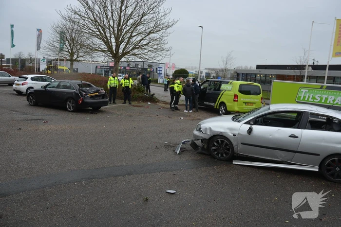 Flinke schade bij ongeval tussen twee auto's