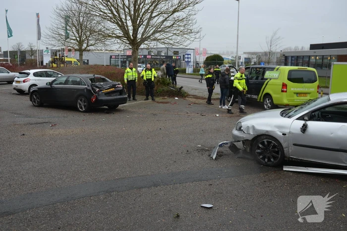 Flinke schade bij ongeval tussen twee auto's