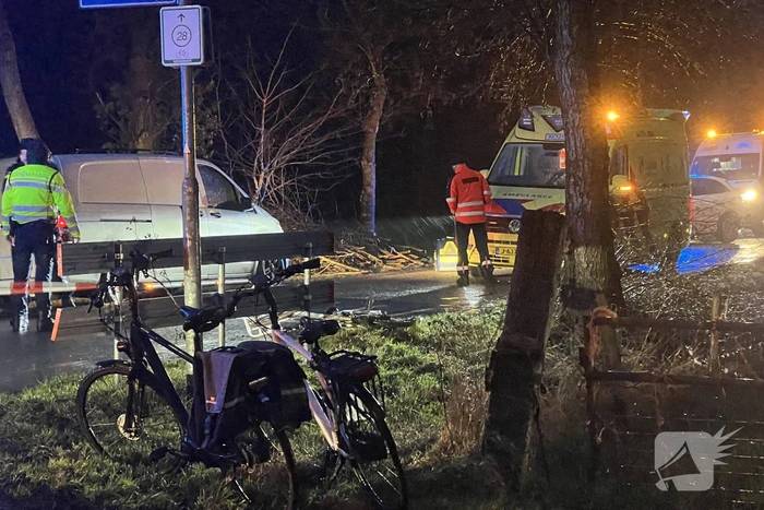 Fietser ernstig gewond bij ongeval met bestelbus