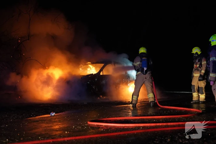 Auto volledig verwoest door brand