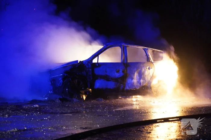 Auto volledig verwoest door brand