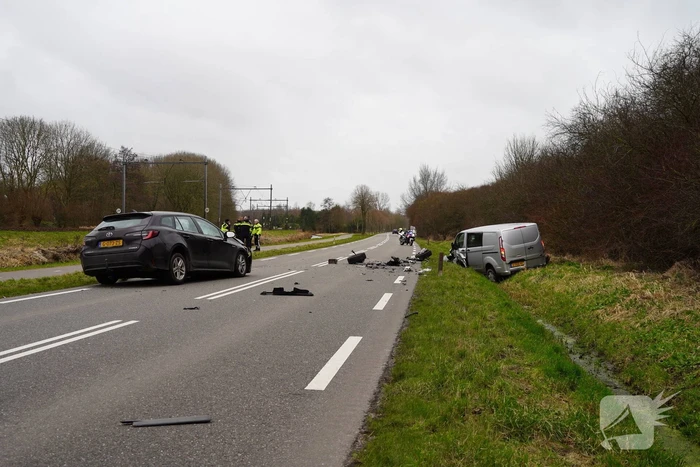Drie gewonden bij frontale botsing