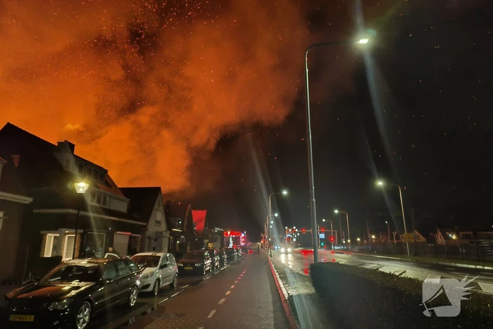 Enorme vlammenzee bij brand in loods