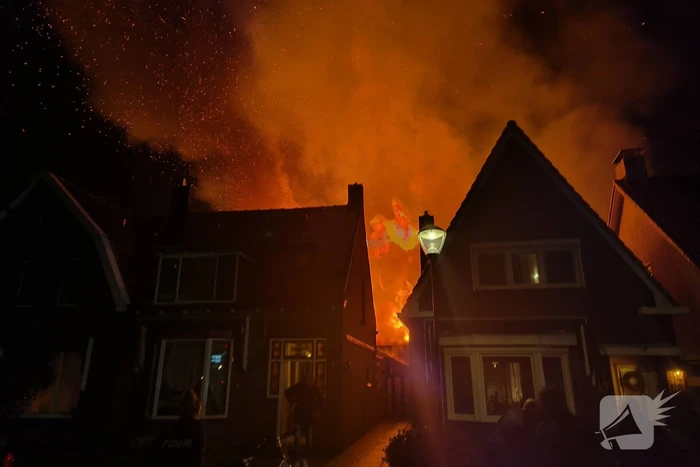 Enorme vlammenzee bij brand in loods